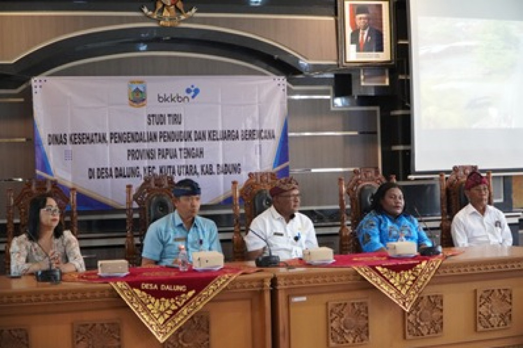 Menyambut Kedatangan Dinas DKP2KB Provinsi Papua Tengah pada Studi Tiru Mengunjungi Kampung KB Desa Dalung